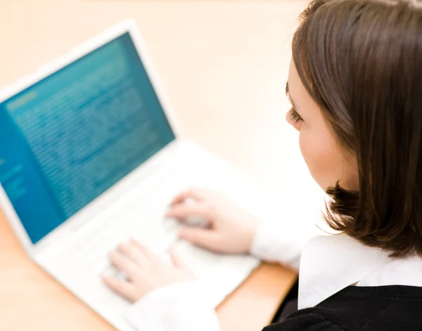 Mulher trabalhando no laptop (foco na mulher ) — Fotografia de Stock