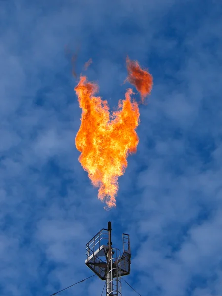 Brinnande olja gas nödraketer — Stockfoto