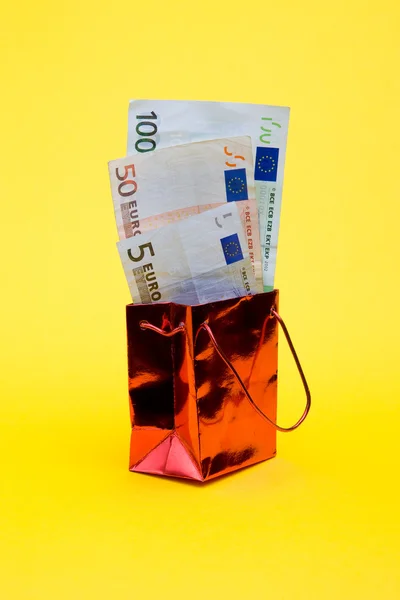 Pacote de presente com dinheiro — Fotografia de Stock