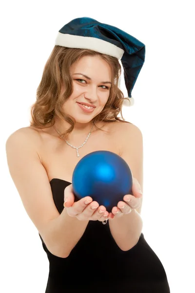 Όμορφη γυναίκα στο μαύρο φόρεμα χαμογελώντας με μπλε της Πρωτοχρονιάς μπάλα — Φωτογραφία Αρχείου
