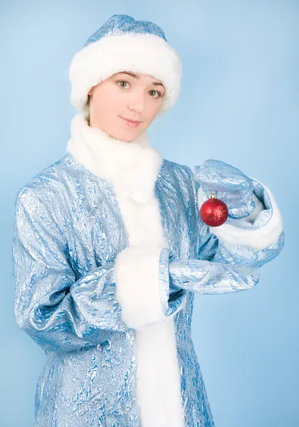 Девушка в костюме с новогодними игрушками — стоковое фото
