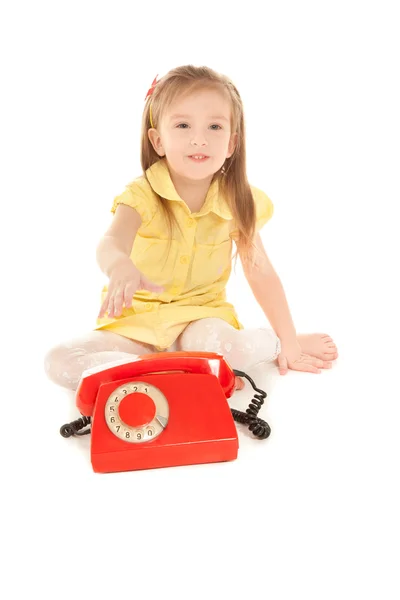 Niña con viejo teléfono rojo —  Fotos de Stock