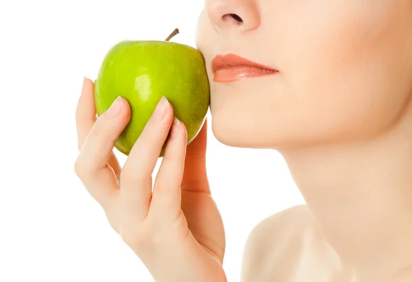 Kobieta trzyma jabłko na białym tle — Zdjęcie stockowe