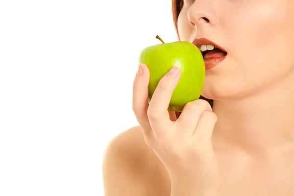 Femme tenant une pomme isolée — Photo