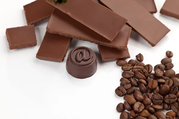 Шоколад и зерно кофе изолированы на белом — стоковое фото