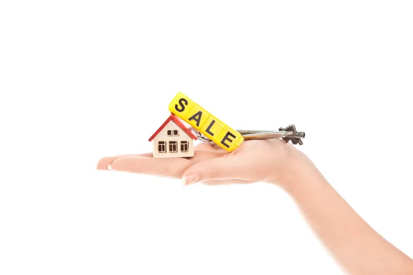 Mulher mão com palavra venda e casa com chaves — Fotografia de Stock