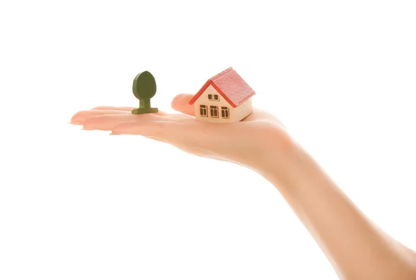 Kvinna hand med ett litet hus — Stockfoto