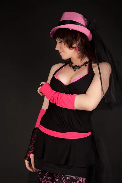 Chica con sombrero rosa posando — Foto de Stock