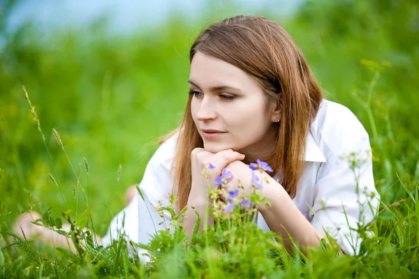 Ung kvinna på gräs — Stockfoto