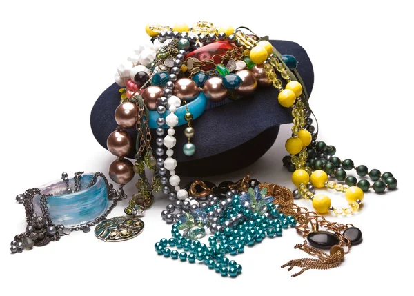 Beaucoup de perles et de bracelets dans le chapeau — Photo