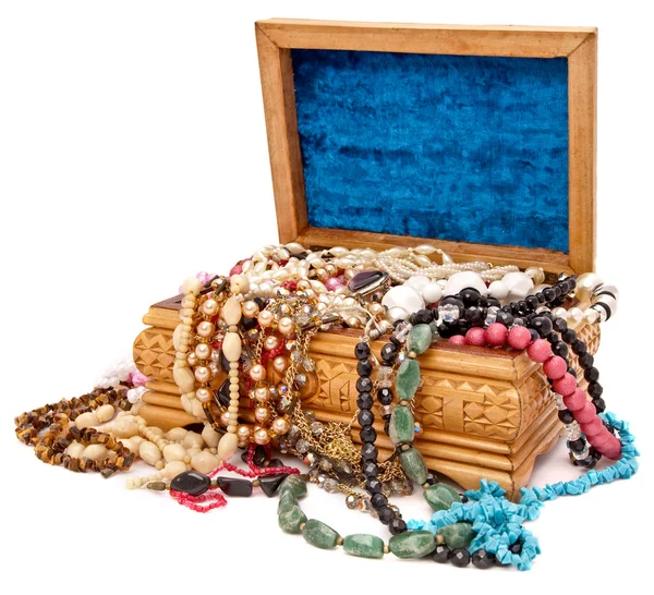 Mücevherler ile ahşap kutu — Stok fotoğraf