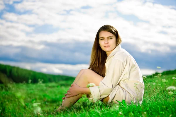草の上に座っている女 — ストック写真
