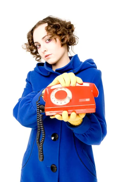 Девушка со старым красным телефоном (сосредоточиться на телефоне ) — стоковое фото