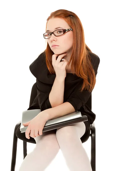 Piękna kobieta siedzi na krześle i patrząc na — Zdjęcie stockowe