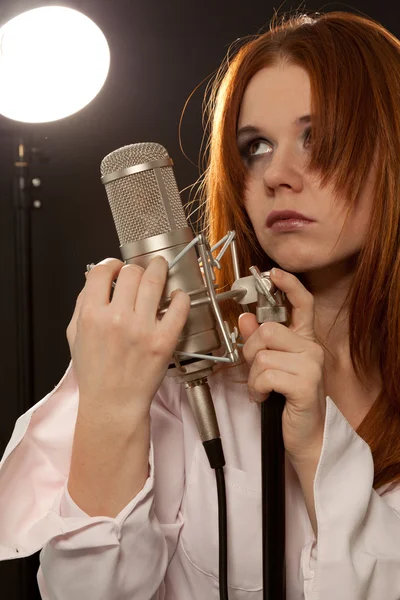 Piosenkarka młodych rock and roll z mikrofonem — Zdjęcie stockowe