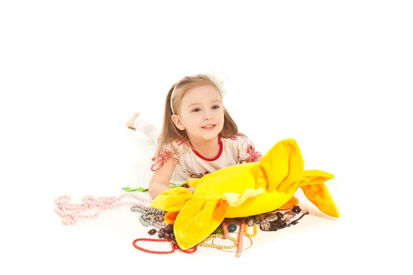 Liten flicka med leksak och juvel isolerad på vit — Stockfoto