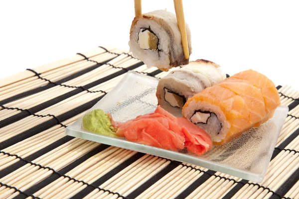 Bambu suşi mat izole wasabi ile Maki sushi