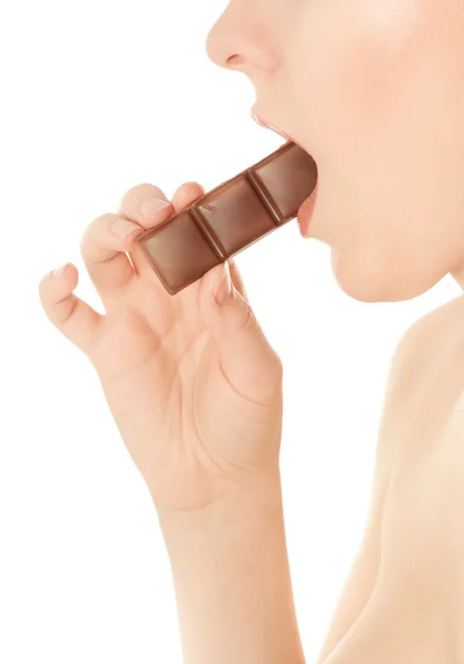 女性は、チョコレートを食べる — ストック写真