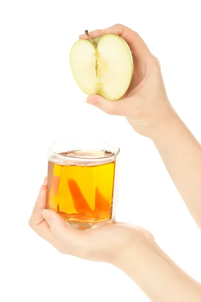 Mãos de mulher com suco fresco de maçã — Fotografia de Stock