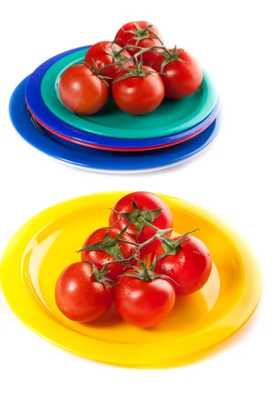 En plattor av röda tomater isolerad på vit — Stockfoto