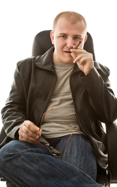 Mężczyzna z papierosem i okulary — Zdjęcie stockowe