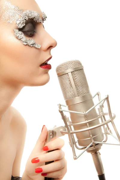 Kobieta w masce folii z mikrofonem — Zdjęcie stockowe