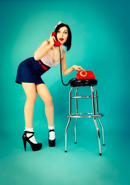 Bella pin up donna con telefono — Foto Stock