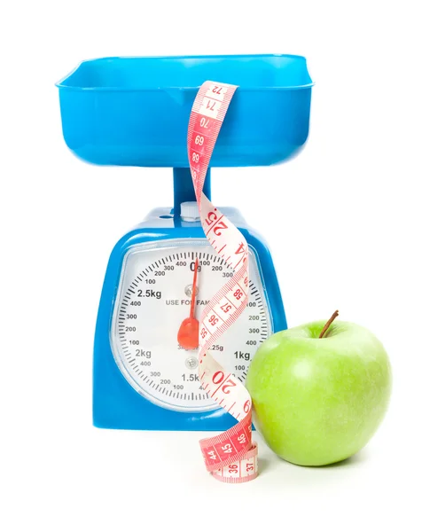 Imagen de escala con cinta de medir y manzana — Foto de Stock