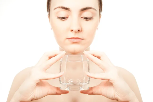 水のガラスを持つ女性の写真 — ストック写真