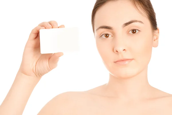 Όμορφη γυναίκα, κρατώντας μια κενή λευκή κάρτα — Φωτογραφία Αρχείου