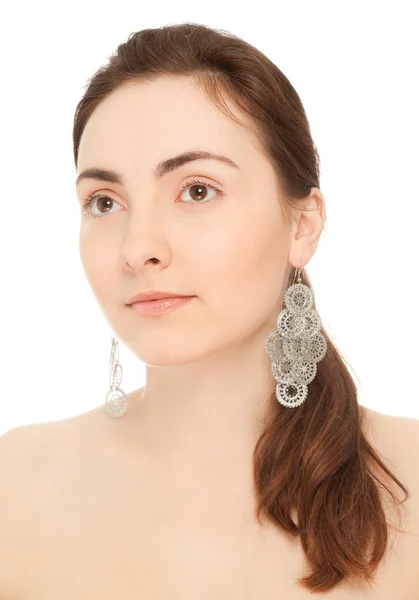Porträtt av vacker kvinna med örhängen — Stockfoto