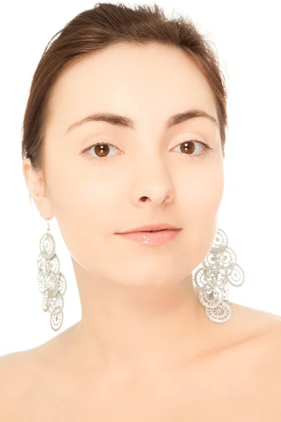 Fülbevaló gyönyörű nő portréja — Stock Fotó
