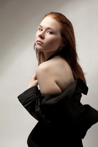 Piękna kobieta w czarnej sukni z nagie ramię — Zdjęcie stockowe