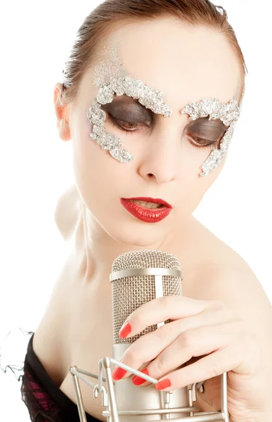 Mujer en máscara de papel de aluminio con micrófono — Foto de Stock