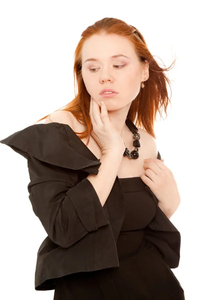Schöne Frau in schwarzem Kleid steht isoliert auf weißem Grund — Stockfoto