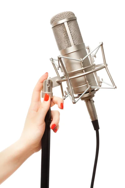 Kvinnans hand innehav mikrofon stativ — Stockfoto