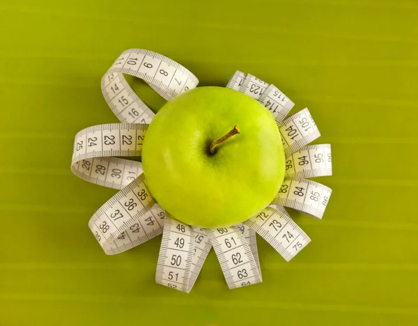 Imagem de maçã e fita métrica — Fotografia de Stock