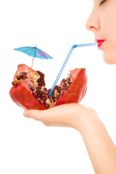 Flicka med granatäpple och halm dricka — Stockfoto