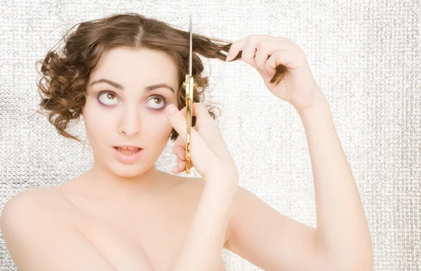 Žena si stříhá vlasy — Stock fotografie