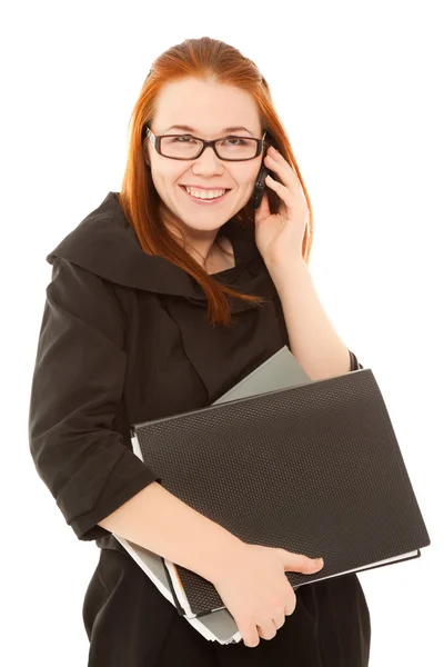 Красивая деловая женщина разговаривает по телефону и улыбается — стоковое фото