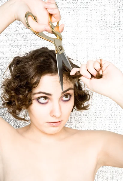 Frau schneidet sich die Haare — Stockfoto