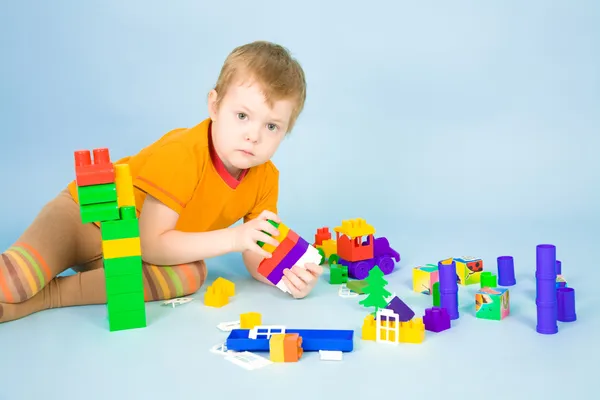Liten pojke med leksaker — Stockfoto