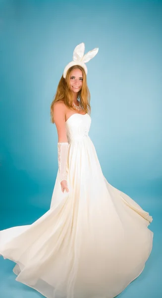 Красива дівчина в весільній сукні посміхається — стокове фото