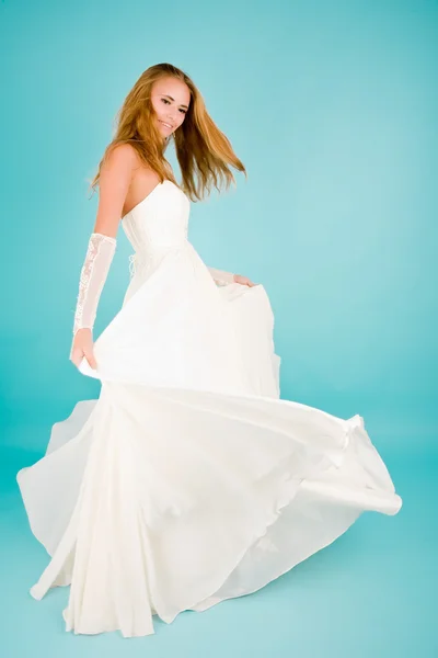 Mooi meisje in bruiloft jurk glimlachen — Stockfoto