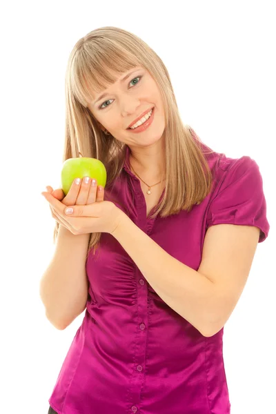 Женщина с зеленым яблоком улыбается — стоковое фото