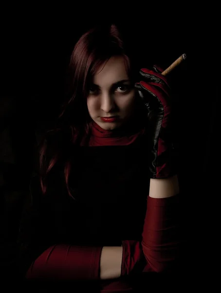 Hermosa chica con cigarro — Foto de Stock