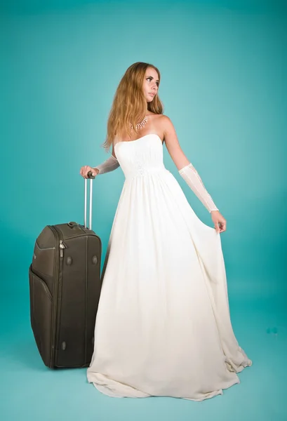 Panna młoda z dużą walizkę — Zdjęcie stockowe