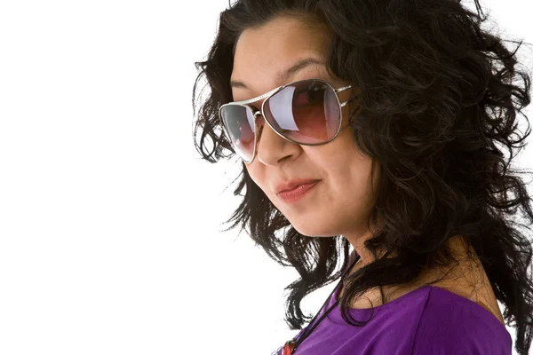 Schöne Frau mit Sonnenbrille isoliert — Stockfoto