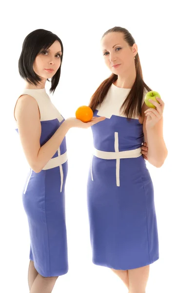 Zwei schöne Frauen mit Apfel und Orange — Stockfoto