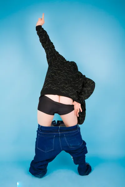 Hombre con los pantalones bajados — Foto de Stock